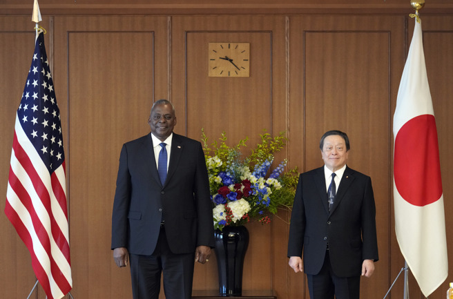 日本防卫大臣滨田靖一与美国国防部长奥斯汀会谈。（图／美联社）