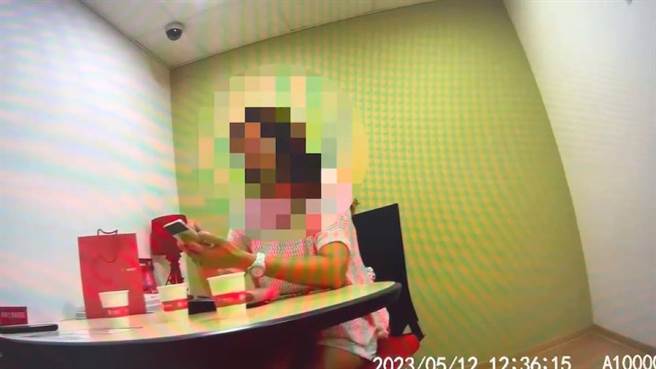 警方耐心解说诈骗手法，王妇才惊觉自己差点被骗。（翻摄照片／林郁平台北传真）