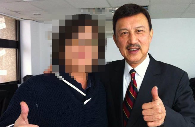 国民党台北市议员徐巧芯提供多张导演「辉哥」与民进党高层的合照，直指民进党部主管是不是因为该导演与高层关系良好，所以直至今日才愿意处理事件？（徐巧芯办公室提供／丁上程台北传真）