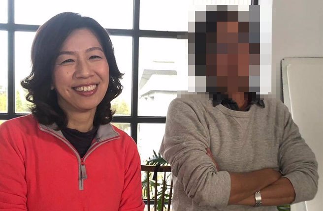 国民党台北市议员徐巧芯提供多张导演「辉哥」与民进党高层的合照，直指民进党部主管是不是因为该导演与高层关系良好，所以直至今日才愿意处理事件？（徐巧芯办公室提供／丁上程台北传真）