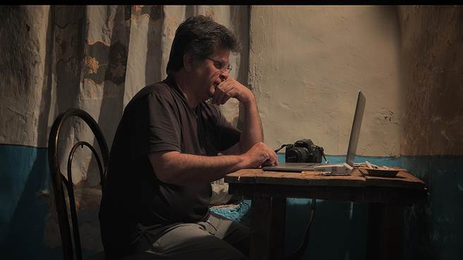 《这里没有熊》导演贾法潘纳希虽被禁拍仍透过电脑远距导戏。（传影互动提供）