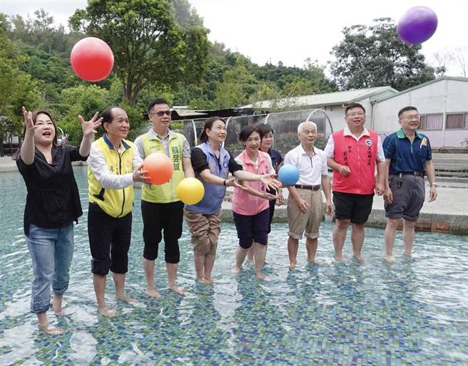埔里亲水节2日登场，提供免费清凉的山泉水任你玩，埔里镇长廖志城、立委马文君等人打水仗，欢迎游客来玩水消暑。（埔里镇公所提供／杨静茹南投传真）