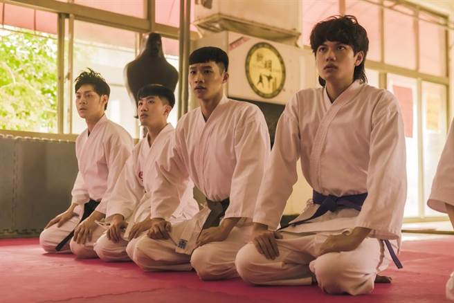 《化劫》刘子铨（右）与黄冠智（右二）扮演死檔联手打怪。（台北双喜电影提供）