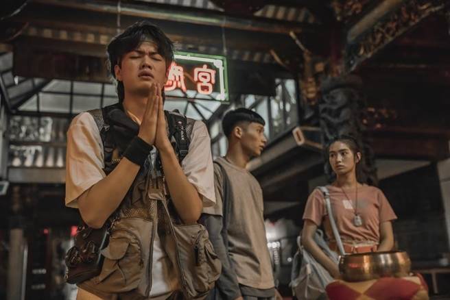 《化劫》刘子铨（左）与黄冠智（中）雷嘉汭（右）扮演死檔联手打怪，刘子铨很常当两人的电灯泡。（台北双喜电影提供）