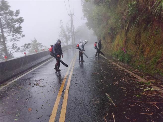林务局罗东林管处投入人力进行园区内环境及各项设施检视及维护。（罗东林管处提供／吴佩蓉宜兰传真）
