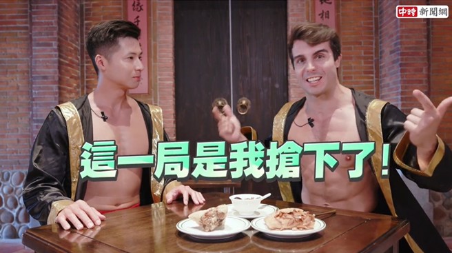 西班牙猛男佩德罗于「端午节立蛋」关卡中获胜，打破外国人不会用筷子的刻板印象，荣耀赢得4样肉粽礼盒。(图:中时新闻网提供)