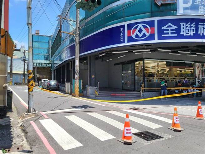 3楼玻璃不敌强风掉落砸毁3辆车，潮州镇光復路段封路中。（警方提供／谢佳潾屏东传真）