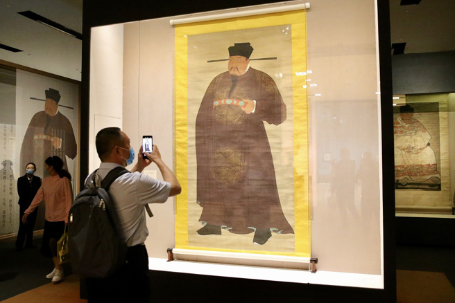 宋太祖赵匡胤曾在宴会喝酒时翻起旧帐，调侃一名老臣过去不愿收留他，让老臣吓到下跪磕头。(图为宋太祖画像/中新社)