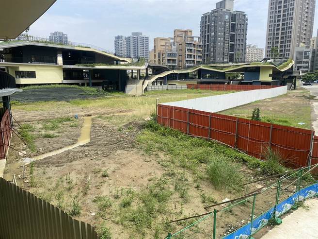市议员刘彦伶指出，关埔国小三期工程流标多次，工地围篱阻隔校园动线，担心有安全疑虑，也影响师生活动范围。（刘彦伶提供／王惠慧新竹传真）