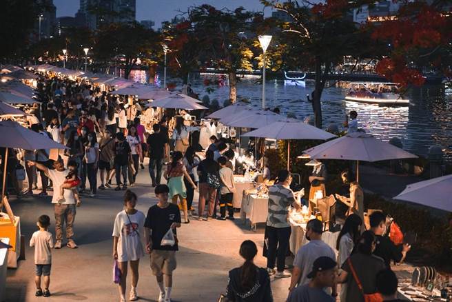 高雄爱河市集重磅回归后，上周深获好评，吸引逾3万人朝圣。高市观光局今（1）日宣布，再延长2个周末登场，6月3、4日及6月10、11日举行。（柯宗纬翻摄）