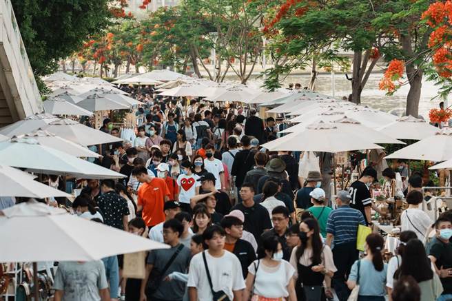 高雄爱河市集重磅回归后，上周深获好评，吸引逾3万人朝圣。高市观光局今（1）日宣布，再延长2个周末登场，6月3、4日及6月10、11日举行。（柯宗纬翻摄）