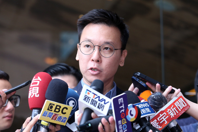 民进党前党工揭发自己曾遭摄影团队导演性骚扰，上报时任妇女部主任、现任副秘书长许嘉恬被吃案、冷处理。时任副秘书长的台北市立委参选人林飞帆1日出面受访，表示歉意。（黄世麒摄）