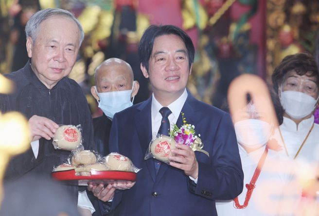 民进党总统参选人、党主席赖清德（中）。（本报资料照）