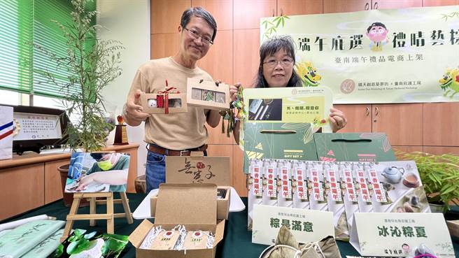 台南市政府劳工局今年结合PChome电商平台，行销「庇护工场」、「晴天创意筑梦坊」应景商品。（张毓翎摄）