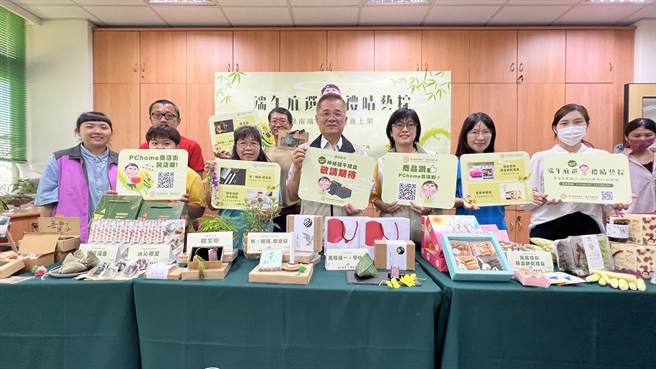 台南市政府劳工局今年结合PChome电商平台，行销「庇护工场」、「晴天创意筑梦坊」应景商品。（张毓翎摄）