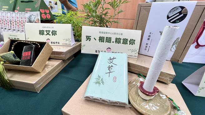 产品从肉粽、冰粽、饼乾、紫苏梅礼盒到香包、艾草皂等应有尽有。（张毓翎摄）