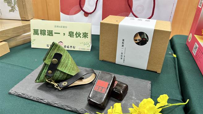 产品从肉粽、冰粽、饼乾、紫苏梅礼盒到香包、艾草皂等应有尽有。（张毓翎摄）