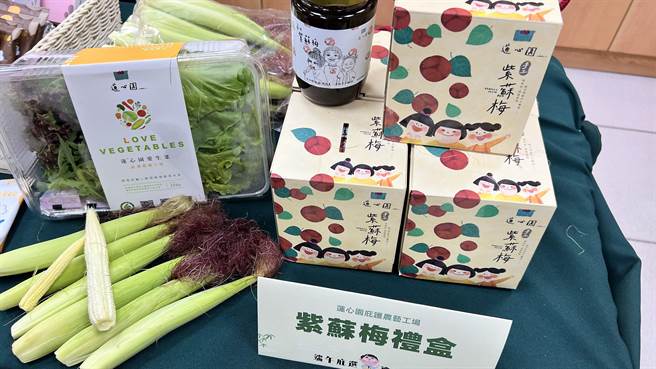 产品从肉粽、冰粽、饼乾、紫苏梅礼盒到香包、艾草皂等应有尽有。（张毓翎摄）