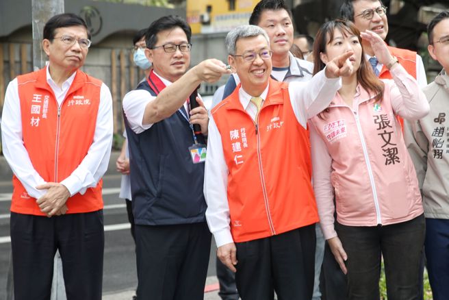 行政院长陈建仁1日前往视察台北市科技执法执行成效，交通部长王国材致词时强调，处罚就是短期的教育。（杜宜谙摄）