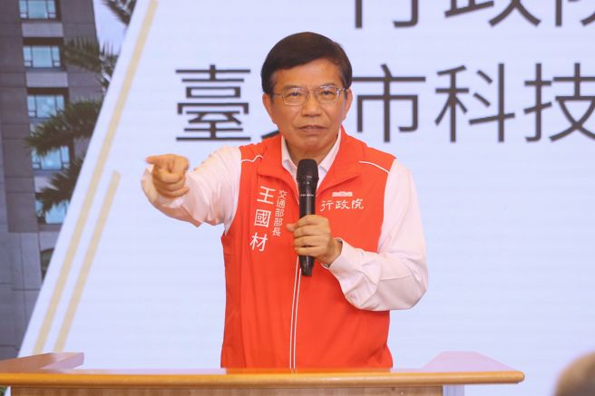 行政院长陈建仁1日前往视察台北市科技执法执行成效，交通部长王国材致词时强调，处罚就是短期的教育。（杜宜谙摄）
