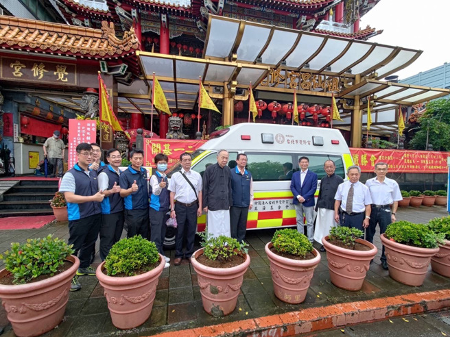 财团法人台北市觉修宫及财团法人万海航运社会福利慈善事业基金会，体认台北市长期致力提升紧急医疗救护品质，共同捐赠高顶救护车1辆，今（1）日在台北市觉修宫举办捐赠仪式，由消防局莫怀祖局长代表接受捐赠。（图／北市消防局提供）