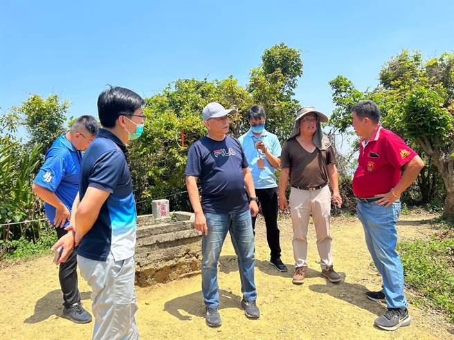 台中市议员李天生（右4）日前邀集相关单位会勘，争取将「中心珑登山步道」延伸至小百岳「阿罩雾山」，将雾峰山区打造成为「大坑第二」，带动观光。（台中市议员李天生提供／潘虹恩台中传真）