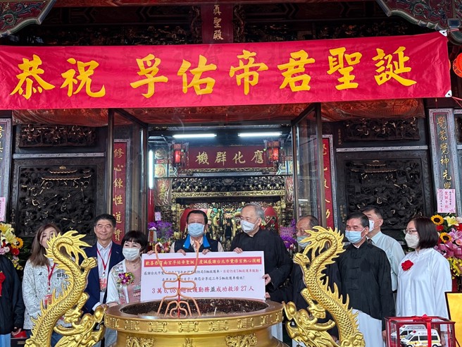 财团法人台北市觉修宫及财团法人万海航运社会福利慈善事业基金会，体认台北市长期致力提升紧急医疗救护品质，共同捐赠高顶救护车1辆，今（1）日在台北市觉修宫举办捐赠仪式，由消防局莫怀祖局长代表接受捐赠。（图／北市消防局提供）