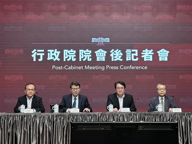 为加速推动客运车辆电动化，交通部1日于行政院会向报告「2030年客运车辆电动化推动计画(2024年至2030年)」。（黄婉婷摄）