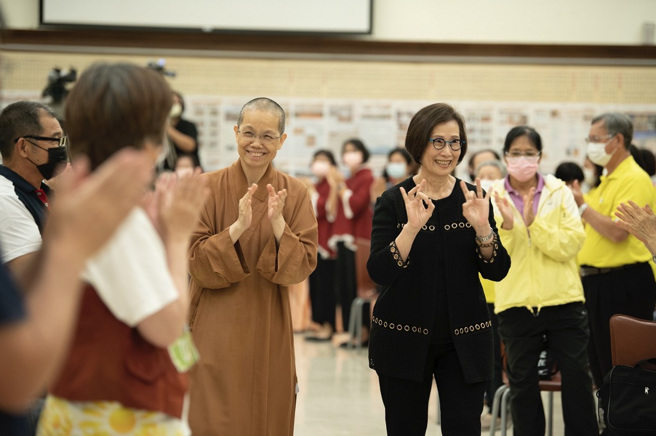 5月31日佛光山惠中寺「未来与希望」讲座，讲师赵辜怀箴（右）在中区总住持觉居法师（左）陪同下入场。(图/惠中寺提供)
