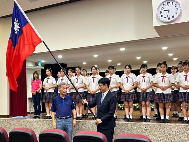 树德家商龙舟队暨民俗才艺访问团睽违3年再度到美国波特兰表演，高雄市长陈其迈（右）到场授旗，并祝福学生们都能尽情演出，收穫满满。（崔正纲摄）