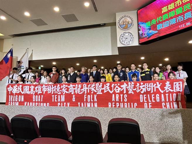 树德家商龙舟队暨民俗才艺访问团睽违3年再度到美国波特兰表演，高雄市长陈其迈到场授旗，并祝福学生们都能尽情演出，收穫满满。（崔正纲摄）