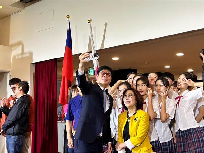 高雄市长陈其迈与访问团的学生们自拍留念。（崔正纲摄）