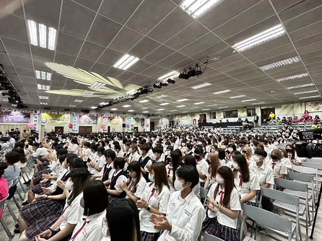 高雄市长陈其迈现身树德家商毕业典礼，以自身经歷，向1293名毕业生们勉励。（崔正纲摄）