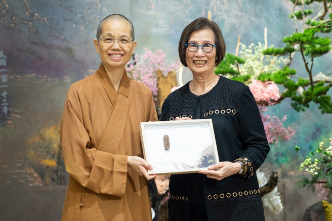 5月31日佛光山惠中寺「未来与希望」讲座，中区总住持觉居法师（左）致赠讲师赵辜怀箴（右）结缘品。(图/惠中寺提供)