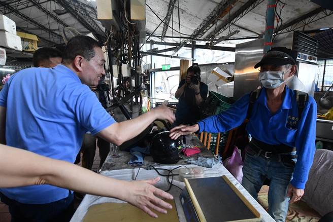 新北市长侯友宜上午前往汐止中正公有市场视察，承诺未来市府会持续推动市场改建与改造。（吕健豪摄）