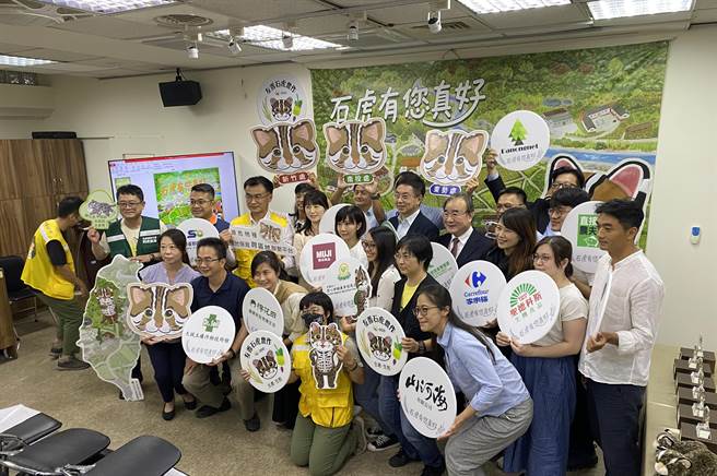 农委会林务局和特有生物研究保育中心携手推广友善石虎农作，多年来共推「友善石虎农作标章」，自2019年迄今，家乐福、和泰集团、无印良品、圣德科斯、棉花田等多个通路，陆续协助农民贩售山蕉、柠檬、茶叶和柑橘等优良农作物，也让石虎有更安全的栖息环境。（李柏澔摄）