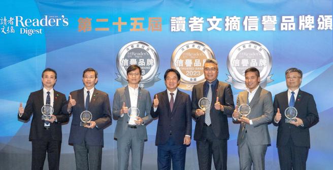 和运租车资深协理黄国辉（右三）及信誉品牌金奖得主与副总统赖清德（中）合照。（和泰汽车提供）