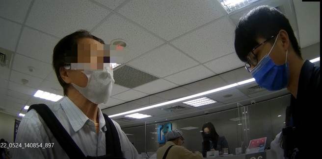 员警到场劝阻张翁匯款，张翁才惊觉遭诈。（翻摄照片／林郁平台北传真）