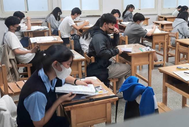 新竹地区不少家长主张国中会考「竹竹苗」考区应将计分採取的三级制，改为积分制，避免学生某科错一题，就与理想学校擦身而过。（示意图／达志影像）