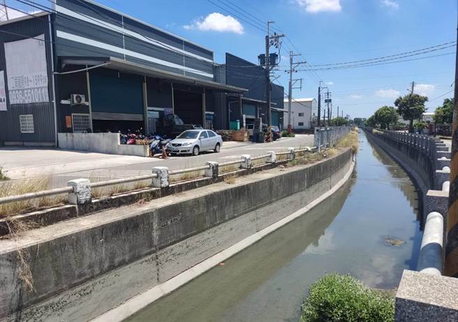 高雄市大寮区翁园里灌溉沟渠1日又传偷倒废水，对此，高市府环保局随即派员到场稽查，水质、水色正常，且未发现异常排放情事。（高市府环保局提供／洪浩轩高雄传真）