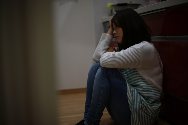 人妻从警卫口中得知，有名女子3年来，都会在她上大夜班时，拿家中磁扣任意进出，她也在家中地板发现陌生头髮，揭发丈夫婚外情。（示意图/shutterstock）