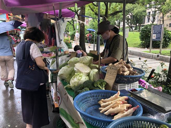 民眾赴北市双连市场买菜，玛娃颱风仍影响菜价，让高丽菜、白菜小涨。（张芷瑜摄）