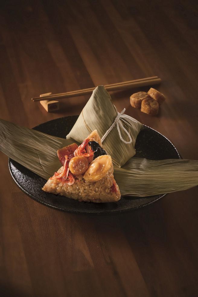 新光三越好好集Ｘ李日胜 炊金馔鲍干贝粽礼盒，推荐价1590元。（新光三越提供）