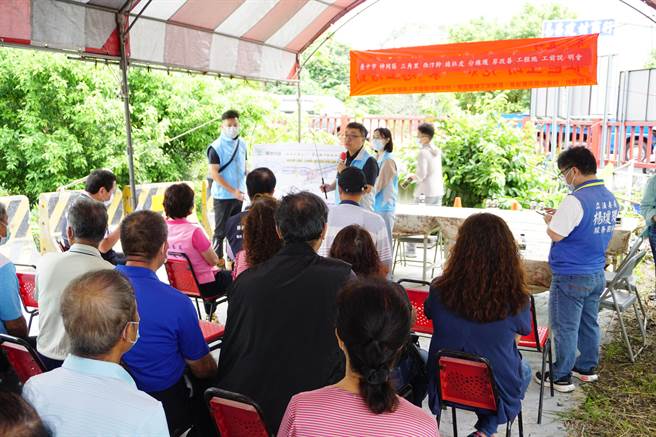 葫芦墩圳西汴干线社皮分线护岸施工说明会1日举行，立委杨琼璎等人均出席。（陈淑娥摄）