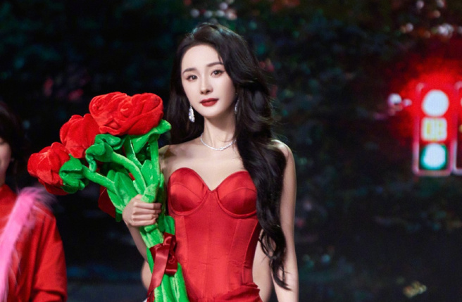 杨幂努力保护女儿不被媒体打扰。（图／杨幂工作室微博）