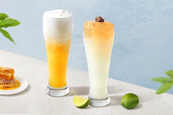 茶汤会x虾皮购物联名推消暑饮品，包括四季春蜂蜜拿铁（左）、甘梅爱玉柠檬。（茶汤会提供）