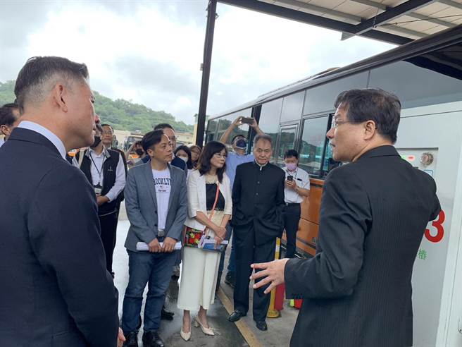 台北市议会交通委员会视察成运汽车五股厂，针对电巴示范区土地、充电桩普及化以及未来用电问题作讨论。（台北市议员李明贤提供／刘彦宜台北传真）