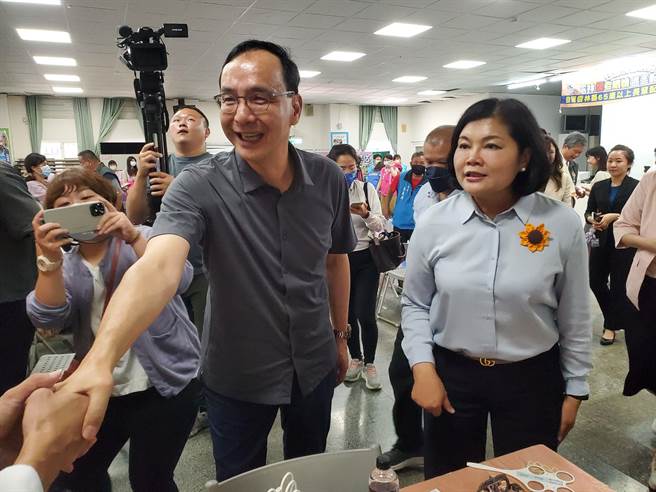 国民党主席朱立伦今（1日）下午到云林县口湖乡出席云林爱老眼镜偏乡巡迴配镜服务活动，云林县长张丽善陪同。（周丽兰摄）