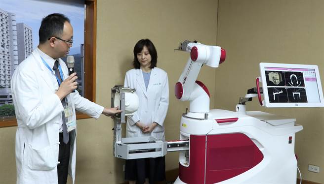 李政家医师说明ROSA励罗莎手术机器人辅助系统操作方式。（北荣提供）