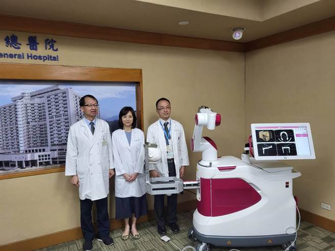 北荣神经医学团队与ROSA手术机器人合影。（陈人齐摄）